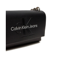 Product CALVIN KLEIN JEANS SCULPTED EW FLAP W/CHAIN25 MONO (Διαστάσεις: 25 x 16 x 6.5 εκ.) thumbnail image