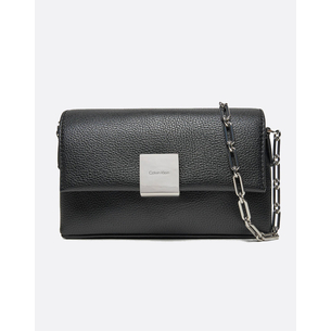 Product CALVIN KLEIN JEANS CK PLAQUE SM CROSSBODY W/CHAIN (Dimensions: 18.5 x 12 x 5cm.) base image