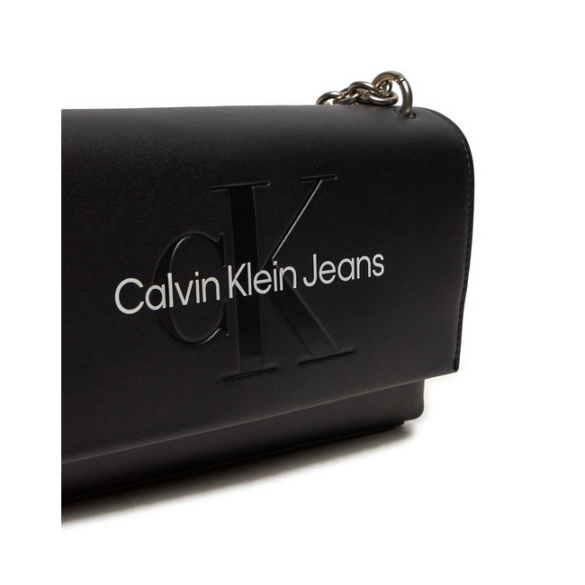 Product CALVIN KLEIN JEANS SCULPTED EW FLAP W/CHAIN25 MONO (Διαστάσεις: 25 x 16 x 6.5 εκ.) base image