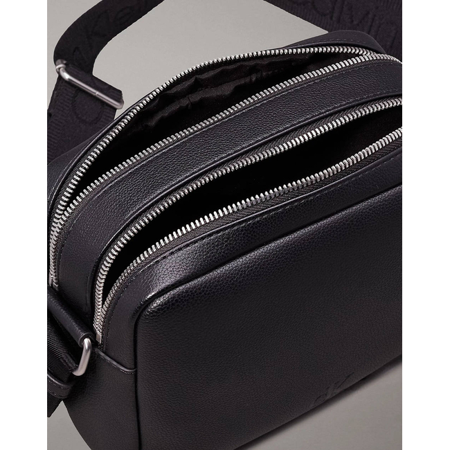 Product CALVIN KLEIN OVER WEBBING CAMERA BAG21 PU (Διαστάσεις: 21 x 16 x 9 εκ.) base image