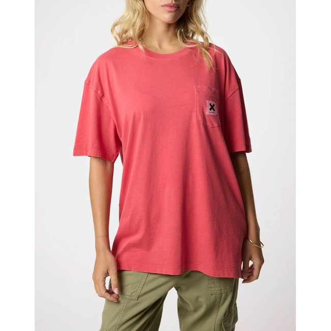 Product BLUE BANANA RED ICONIC TEE / ΚΟΝΤΟΜΑΝΙΚΟ base image