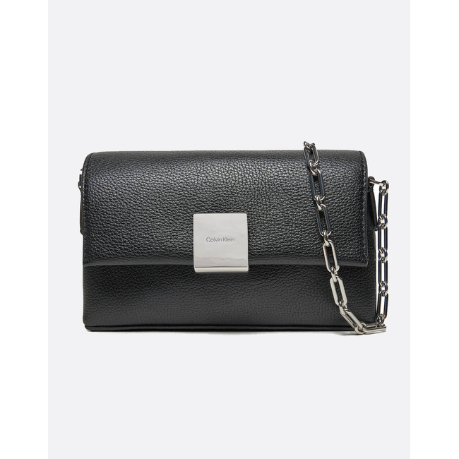 Product CALVIN KLEIN JEANS CK PLAQUE SM CROSSBODY W/CHAIN (Dimensions: 18.5 x 12 x 5cm.) base image