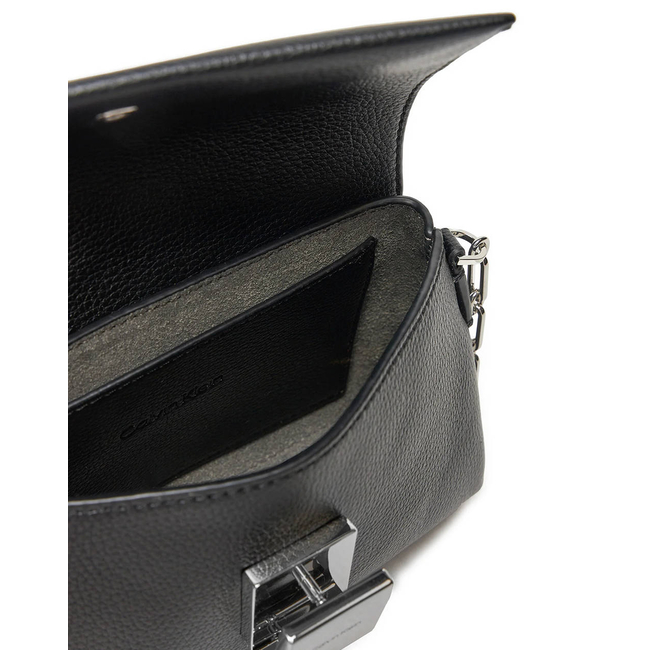 Product CALVIN KLEIN JEANS CK PLAQUE SM CROSSBODY W/CHAIN (Dimensions: 18.5 x 12 x 5cm.) base image