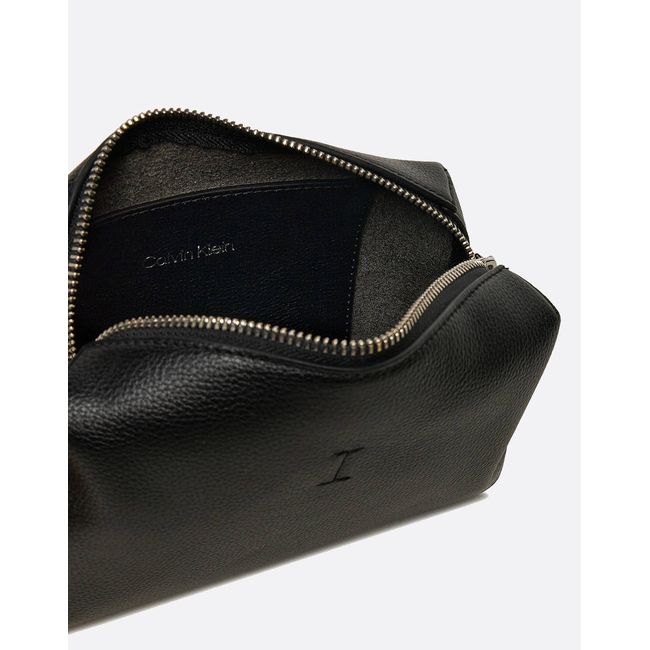 Product CALVIN KLEIN JEANS CK PLAQUE CAMERA BAG (Dimensions: 20 x 11 x 7cm.) base image