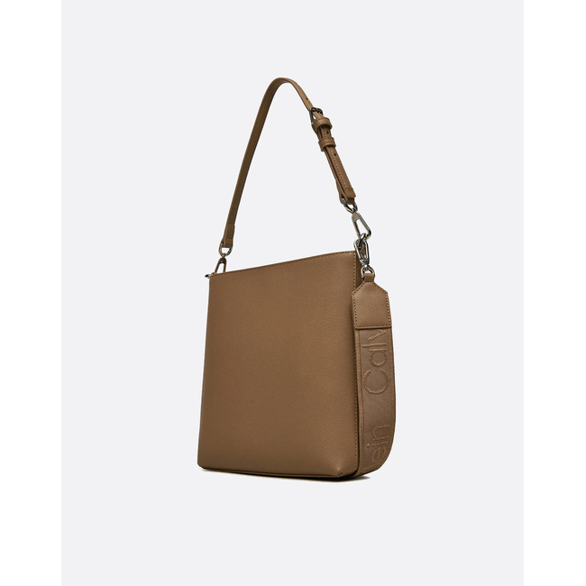 Product CALVIN KLEIN JEANS CK MUST SMALL BUCKET_CAVIAR (Dimensions: 22 x 23 x 7cm.) base image
