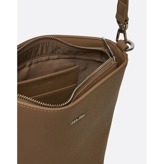 Product CALVIN KLEIN JEANS CK MUST SMALL BUCKET_CAVIAR (Dimensions: 22 x 23 x 7cm.) base image