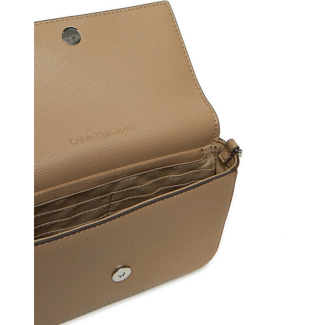 Product CALVIN KLEIN JEANS MINIMAL MONOGRAM EW FLAP PH/CB19 (Dimensions: 19 x 12 x 4cm.) base image