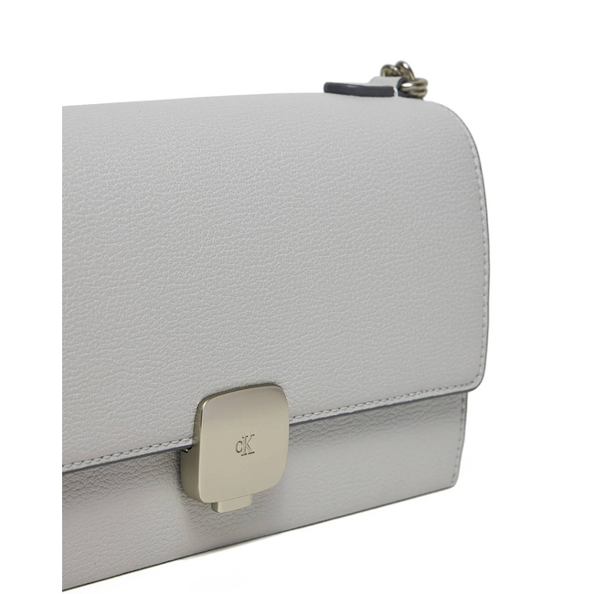 Product CALVIN KLEIN JEANS FORGED LOCK SMALL FLAP (Dimensions: 21 x 12 x 5cm.) base image