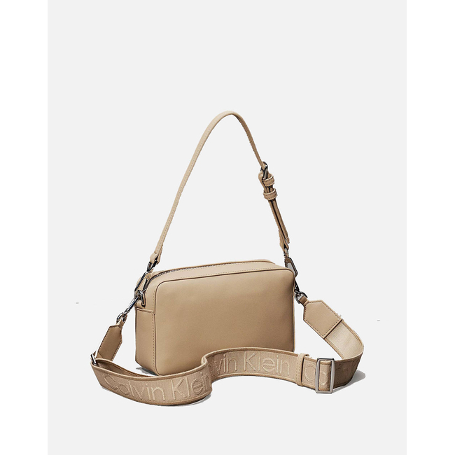 Product CALVIN KLEIN JEANS CK MUST CONVERTIBLE CAMERA BAG (Διαστάσεις: 21.5 x 16.5 x 5εκ.) base image