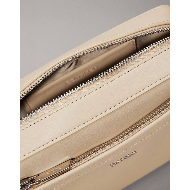Product CALVIN KLEIN JEANS CK MUST CONVERTIBLE CAMERA BAG (Διαστάσεις: 21.5 x 16.5 x 5εκ.) base image
