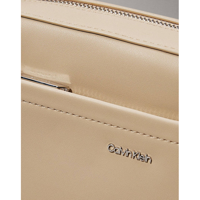 Product CALVIN KLEIN JEANS CK MUST CONVERTIBLE CAMERA BAG (Διαστάσεις: 21.5 x 16.5 x 5εκ.) base image