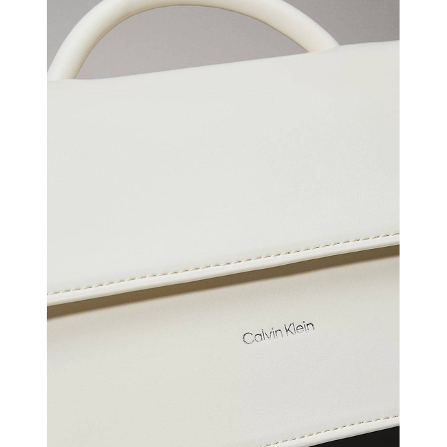 Product CALVIN KLEIN JEANS CK LINN TOP HANDLE CROSSBODY (Διαστάσεις: 19 x 13 x 7.5εκ.) base image