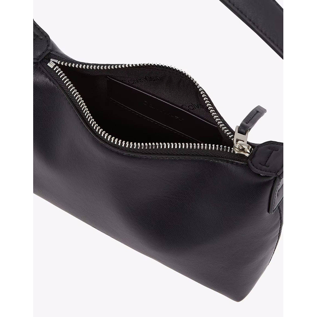 Product CALVIN KLEIN HARDWARE HANDLE MINI BAG (Dimensions: 14.5 x 22 x 6cm.) base image