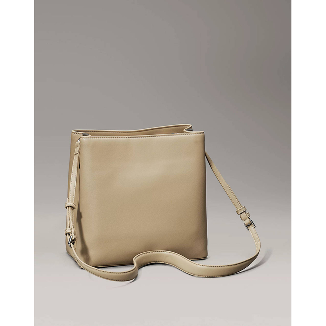 Product CALVIN KLEIN JEANS CK CONVERTIBLE BUCKET BAG (Διαστάσεις: 23 x 25 x 13 εκ.) base image