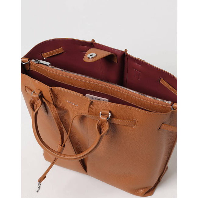 Product COCCINELLE ΤΣΑΝΤΑ  (Διαστάσεις: 33 x 30 x 10 εκ.) base image