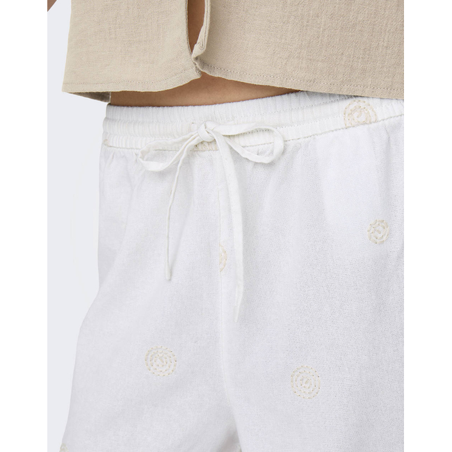 Product ONLY ONLCARO MW LINEN BL EMB SHORTS CC PNT base image