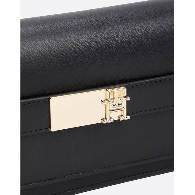Product TOMMY HILFIGER TH HERITAGE LRG FLAP W/CHAIN (Dimensions: 19 x 4 x 10 cm.) base image