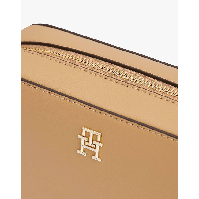 Product TOMMY HILFIGER TH SOFT LOGO CAMERA BAG (Dimensions: 20 x 13 x 6cm.) base image