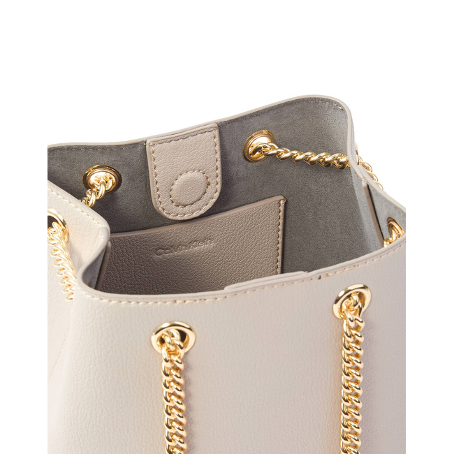 Product CALVIN KLEIN JEANS MNML MNGRM CHN BCKT (Dimensions: 23 x 19 x 10cm.) base image