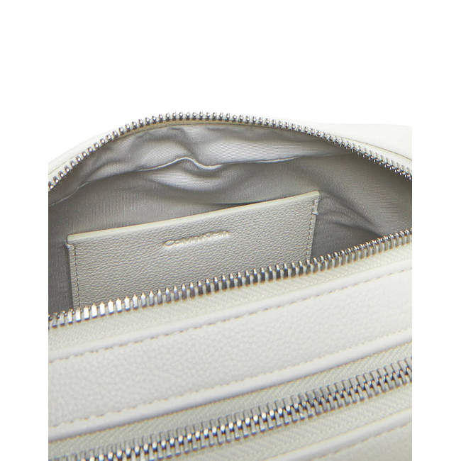 Product CALVIN KLEIN JEANS ULTRALIGHT CAMERA BAG21 PU (Dimensions: 20 x 13.5 x 7cm.) base image