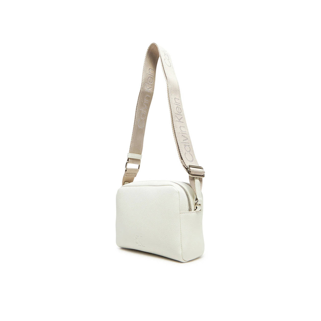 Product CALVIN KLEIN JEANS ULTRALIGHT CAMERA BAG21 PU (Dimensions: 20 x 13.5 x 7cm.) base image