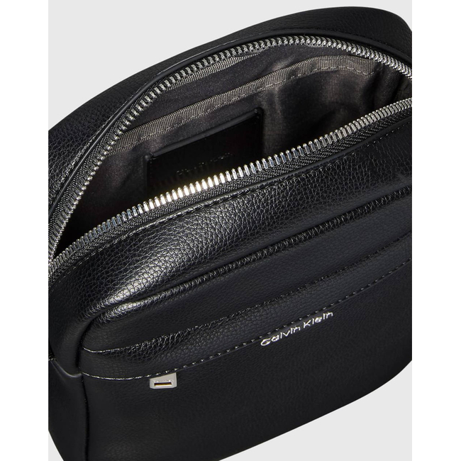Product CALVIN KLEIN RAISED REPORTER (Dimensions: 18 x 22 x 7cm.) base image