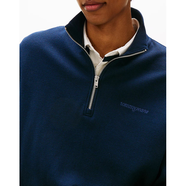 Product TOMMY JEANS TJM RLX WAFFLE SCRIPT QRTR ZIP base image
