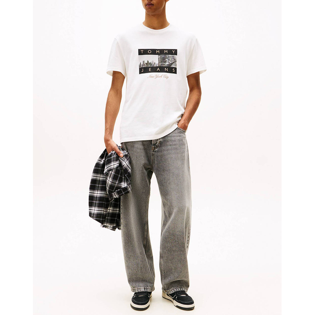 Product TOMMY JEANS TJM REG PHOTO FLAG SS TEE base image